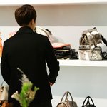 [시우민] MCM가방 앞에 선 시우민 ㅋㅋ