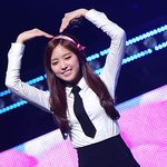 하트 선물하는 <b>여자</b> <b>아이</b><b>돌들</b>