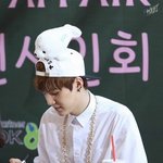 [방탄소년단] 윤기 머리위에 인형 올려놓는거