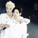 [EXO] 이런 백허그.<b>gif</b>