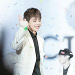 [시우민] 올해안에는 꼭 <b>청첩장</b>들고올게 웅녀들아