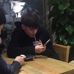 [<b>타</b>오] 주<b>카페</b>에서 표범과 나란히 앉은타오