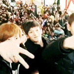 [EXO] K사이에서 내민 <b>닭발</b>