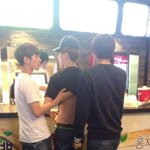 [exo] 아이돌은 <b>청바지</b>에 티 하나 입어도 그냥 딱