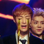 [EXO] 시험망쳐서 우는데 라이벌이 뒤에서 <b>내심</b> 기뻐한다