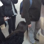 [소녀시대] 팬이 떨어트린 편지 주워가는 <b>윤아</b>