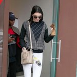 흰스키니 핏 대박인 <b>켄달</b>제너