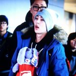 [EXO] 민석이한테 업혀있는애 뭐냐...