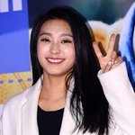 아이유에 이어 브이로 <b>남심</b> 공략한 여자 아이돌!