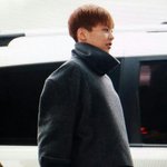 [시우민] 시우민 옷속에 <b>슈슈</b>가 숨어있나봐>.<