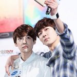 셀카 촬영에 <b>몰입</b>한 아이돌 모습
