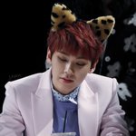 <b>호피</b>머리띠가 잘어울리는 비투비 일훈