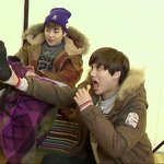 [EXO] 민석이형 발들어주면서 <b>닭다리</b>뜯는 종인이