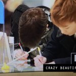 [카이] <b>입국</b>신고서 쓰는 종인이 