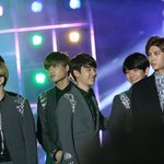 [EXO] 아까 <b>직찍</b> 올린 애인데 종인이 사진 다운한다는 애야!