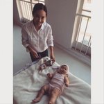 [아이돌] 쿨' 유리, 딸 <b>백일</b> 촬영 모습…"쉽지 않아요"