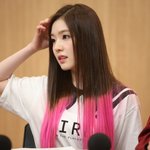 <b>손목</b>까지 가녀린 女 아이돌들