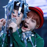 [EXO] 얘네 <b>사귀</b>나봄 대놓고 백허그하네