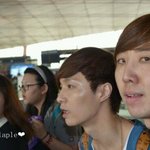 [EXO] 레이중국팬들 태극기에 <b>낙서</b>하고