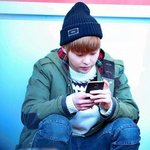 귀엽게 쪼그려 앉은 <b>남자아이돌들</b>