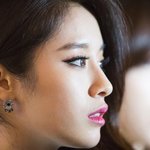 자기 <b>복</b> 자기가 걷어찬 여자 아이돌