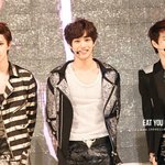 [EXO] 어두운데서 핸드폰하니깐 <b>시력</b> 진짜 안좋아졌어