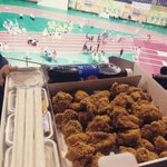 [EXO] 야상상해봐 체육관에 치킨<b>배달</b>우르르 오고ㅋㅋ