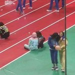 사람 많은데 둘이 꽁냥대는 <b>초아</b>-지민