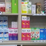 [모든팬덤] <b>니콜</b>, 지코 약국에서 기둥사이로 기댄 모습 포착