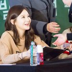 아이<b>컨텍</b> 하는 강민경 눈빛