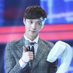 [레이] 이렇게 잘생긴 엠씨 보셨<b>나용</b>?