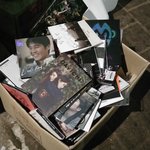 [모든팬덤] (+추가)쓰레기장에 버려진 <b>앨범들</b> ㄷㄷㄷ