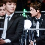 [카이] 종인이 마마에서 팬한테 앞에봐 하고 수줍게 웃는 <b>움짤</b> ㅠㅠ