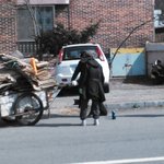 <b>리어카</b> 바퀴가 고장난 할머니를 외면하지 않은 사람들