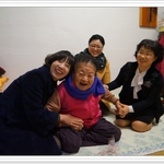 진주 하나님의 교회 성도들에게 목도리를 전달받고 즐거우시죠~~