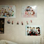 [EXO] 벽에 포스터 붙였다