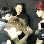 [EXO] 무대 오르기 전 멤버들 <b>격려</b>해주는 찬열이~