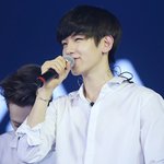 [백현] 백현이가 흰<b>셔츠</b>를 입으면