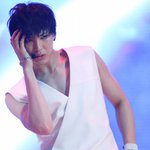 <b>민소매</b> 입은 男아이돌 팔근육