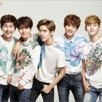 단체로 피부좋은 <b>샤이니</b>
