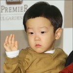[EXO] 서1준이 <b>이사진</b> 뭔가 백현닮지않았냐?