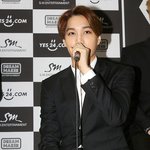 [EXO] ㅅㅂ 종인이 어제 <b>손목</b> 다쳤네