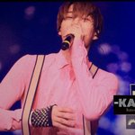 [EXO] 종인이 손에 <b>글러브</b>낀거 이거네