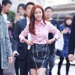 핑크<b>셔츠</b>만 입었을뿐인 한지민