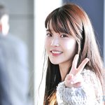 [아이유] 카메라 보고 <b>브이</b>해주는 아이유.jpg