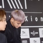 [EXO] 기자회견<b>도중</b> 심심해서 마이크 분해하는 어른이