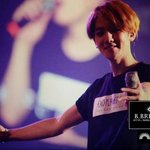 [백현] 팬들 안아주는 백현이 봤어????