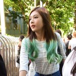 청치마 입은 <b>발랄</b>한 女아이돌