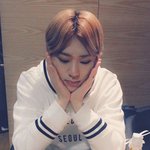 <b>먹방</b>찍고 다니는 아이돌 셀카