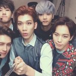 셀<b>카봉</b> 완벽 적응?한 男아이돌